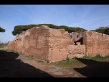 01314 ostia - regio ii - insula i - caserma dei vigili (ii,v,1-2) - westseite an der via della fontana - 01-2024.jpg